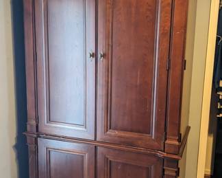 Entertainment armoire 