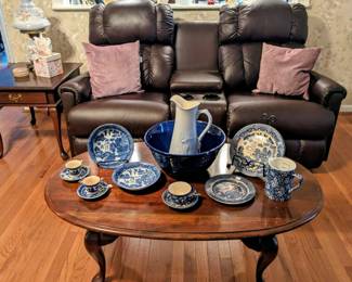 New La-Z-Boy Pinnacle Powerwall leather reclining loveseat, custom made

Blue Willow dishes