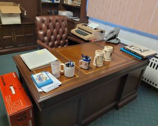 Leather top wood wood vintage desk