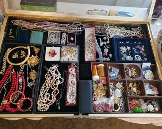 Large collection of vintage jewelry