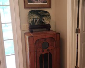 Beautiful antique cabinet radio