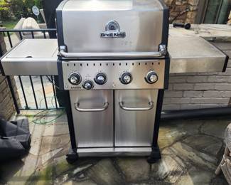 Broil King Baron propane grill - new with cover