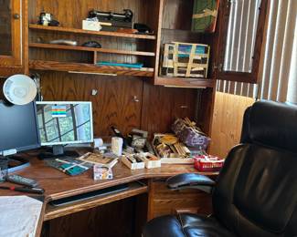 Executive desk, excellent condition, Office Chairs