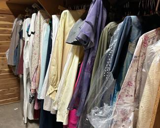 Women's Clothing $1.00 each item ( in a cedar closet in Garage)