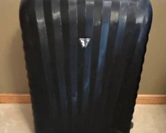 Roncato 4 Wheel Spinning medium sized luggage.
