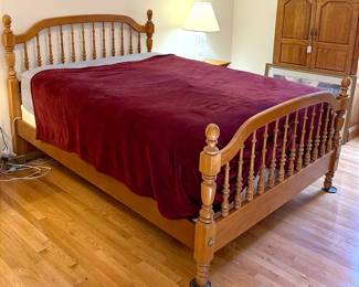 Queen Oak Spindle Bed