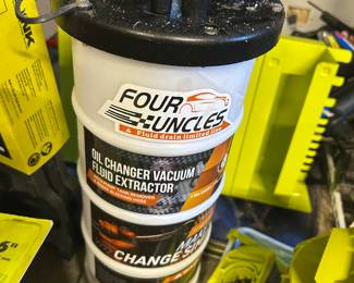Oil changer vacuum fluid extractor