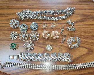Lg selection of jewelry