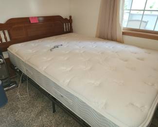 Queen Memory foam bed w/adjustable firmness