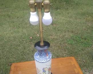 Hand painted chinese export double socket lamp