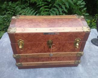 Incredible hand made le kennel doll trunk