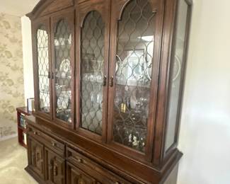 Thomasville china hutch