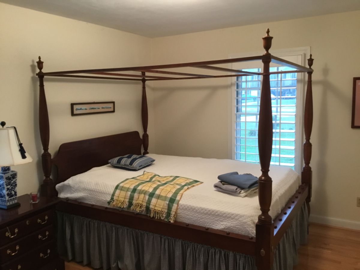 Henkel Harris Queen Poster Tester Bedroom