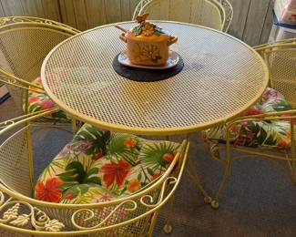 Vintage Mesh metal patio table and 4 chairs daffodil yellow with ‘70 decor