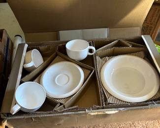 Pretty nib dishes service for four 