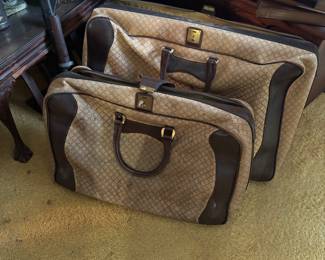 Vintage Gucci luggage I think this may have gotten wet at one time, but I bet they could be fixed up. The corners are all good on it.
