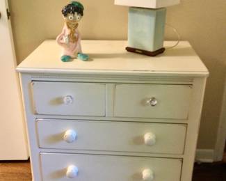 Lexington Furniture 4 Drawer White Chest w/Lauren Table Lamp