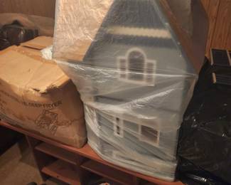 VINTAGE DOLL HOUSE