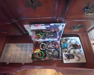 DRAW WITH JEWELRY