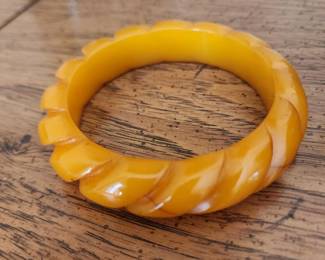 VINTAGE CARVED BAKELITE BRACELET