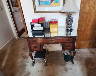 VINTAGE QUEEN ANNE VANITY WITH GLASS TOP