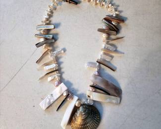 1950S VINTAGE MOTHER OF PEARL SHELL NECKLACE