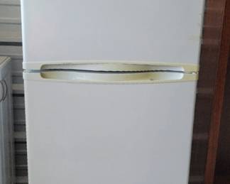 Criterion 9.8 Cu Refrigerator Model YRA10N3APP