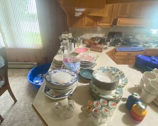 Metlox Poppy trail Dishes 
6 dinner 
6 soup bowls
Platter $50
Serving dish
$50