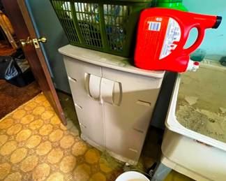 Rubbermaid storage chest