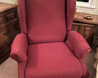 Wing back recliner in excellent condition 