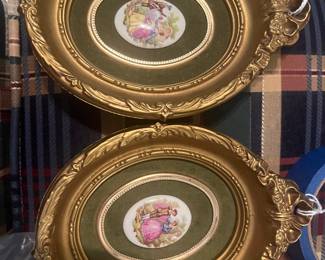 Cute little gold frames with button picture. 