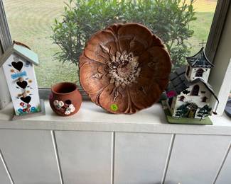 Lots of decorative bird houses 