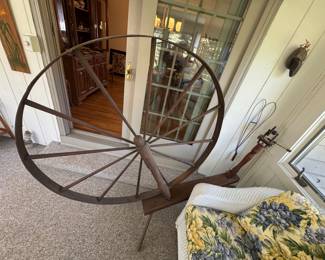 Very nice old spinning wheel 