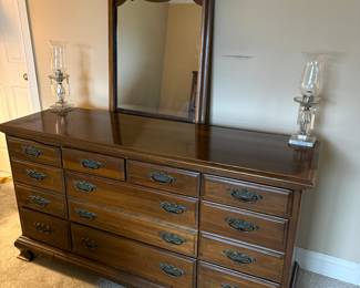 62” L x 19”W x 33” H
Mirror 44” x 25”