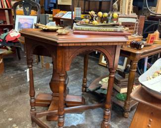 Beautiful vintage wood end table with gorgeous decorative edge, room decor, First Ladies cook book