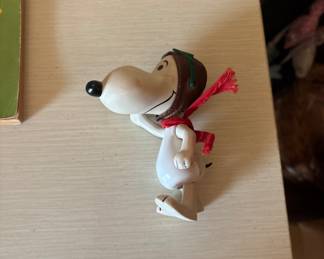 Snoopy‘s skediddle
(missing piece that makes him move)