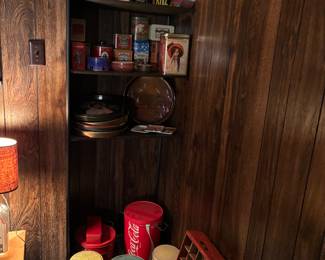 Vintage & antique metal cans
Vintage wooden Coke crate
Vintage metal trays