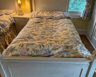 Twin bed frame and mattress/bedding