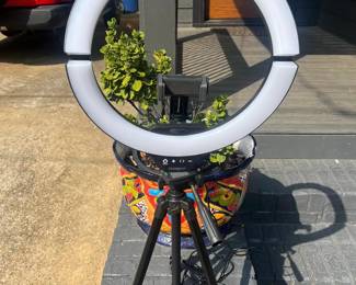 ring light on tripod