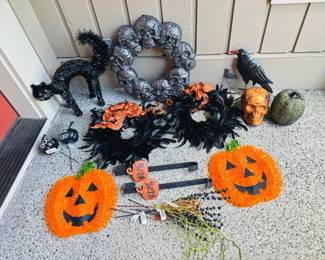 75 HalloweenDcorWreathsFiguresPumpkinsAccentsAppearsNew