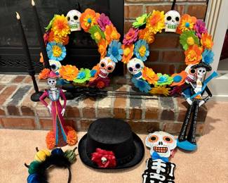 76 DiosdelosMuertosDecorLotWreathsResinStatuesAppearsNew