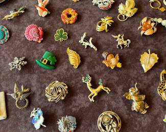 LOTS OF COSTUME BROOCHES