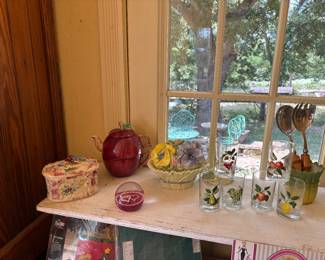 VINTAGE JUICE GLASSES WITH FRUIT MOTIF