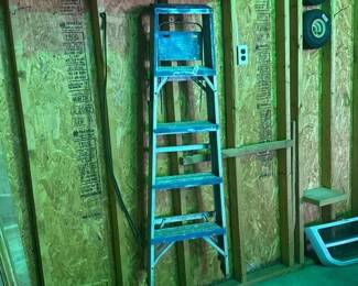 ALUMINUM STEP LADDER