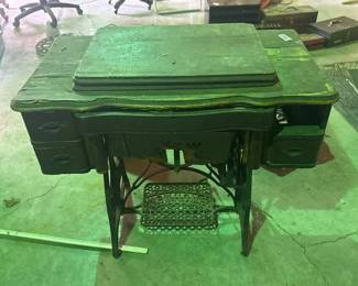 VINTAGE NEW HOME SEWING MACHINE
