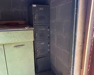 4 DOOR METAL LOCKER