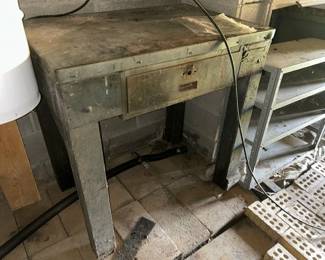WOODEN WORK BENCH