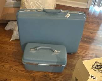 2 VINTAGE SUITCASES