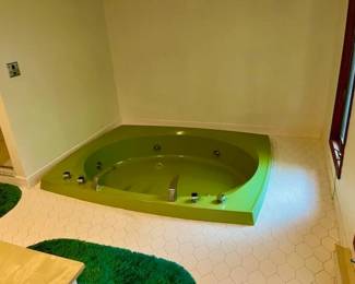 Avocado green sunken tub