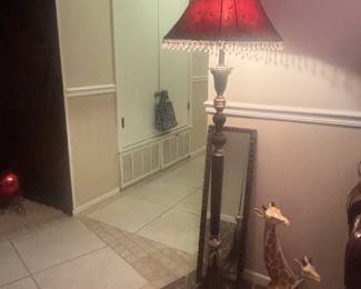 Floor lamp, 2 ceramic giraffe and small mirror